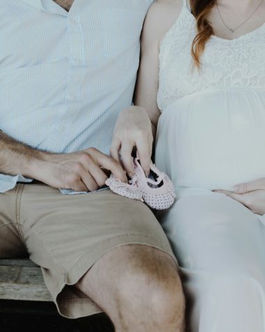 close-up photo of man and woman sitting on bench