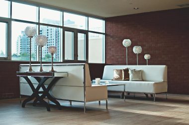 Stijlvol ingerichte huurwoning met wandkleed, vloerkleed en losse meubels zonder boorschade