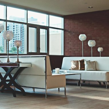 Stijlvol ingerichte huurwoning met wandkleed, vloerkleed en losse meubels zonder boorschade