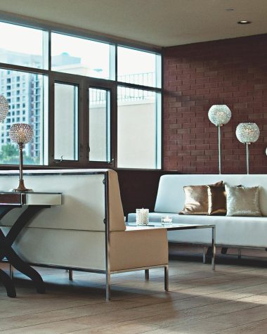 Stijlvol ingerichte huurwoning met wandkleed, vloerkleed en losse meubels zonder boorschade