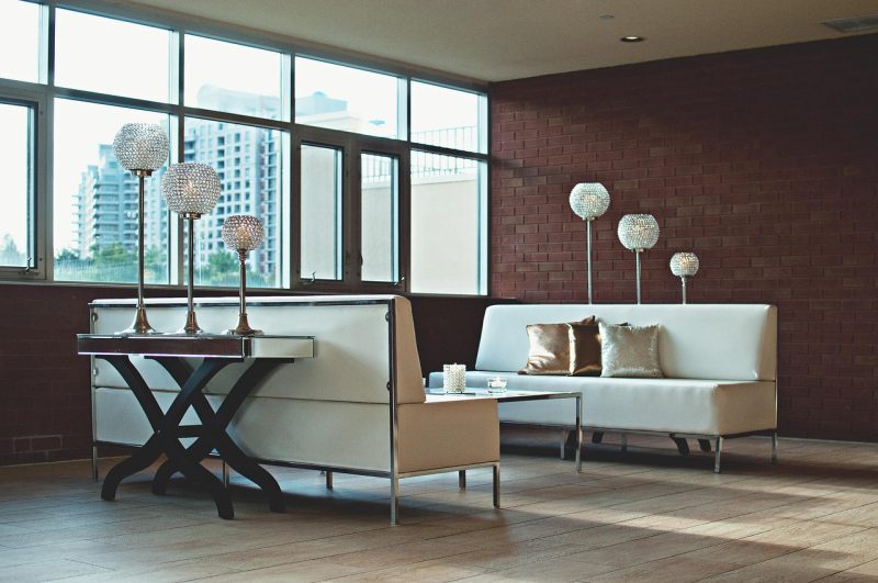 Stijlvol ingerichte huurwoning met wandkleed, vloerkleed en losse meubels zonder boorschade
