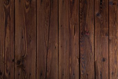 Landelijke woonkamer met houten balken, linnen kussens en aardewerken accessoires in warme, gedempte tinten