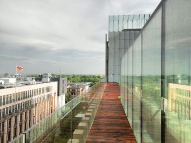 Glazen overkapping boven een modern terras met doorzichtig dak en ruime lichtinval