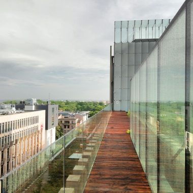 Glazen overkapping boven een modern terras met doorzichtig dak en ruime lichtinval