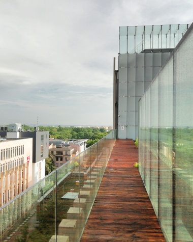 Glazen overkapping boven een modern terras met doorzichtig dak en ruime lichtinval