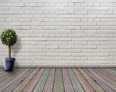 Witte muur in een woonkamer met zichtbaar warm licht dat de ondertoon van de verf benadrukt