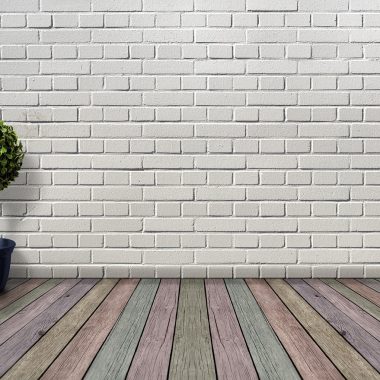 Witte muur in een woonkamer met zichtbaar warm licht dat de ondertoon van de verf benadrukt