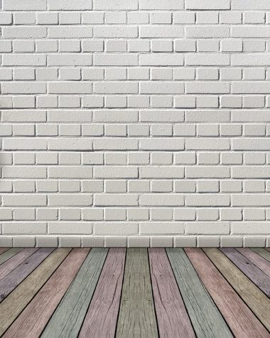 Witte muur in een woonkamer met zichtbaar warm licht dat de ondertoon van de verf benadrukt