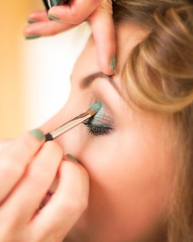 Vrouw die een bronzer aanbrengt op haar gezicht voor een stralende zomerlook