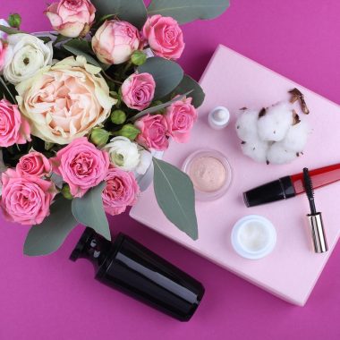 Huidverzorgingsproducten voor de herfst, waaronder een pot ceramide crème en een serum op een houten ondergrond