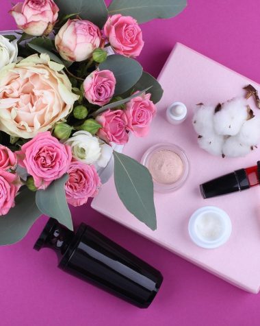 Huidverzorgingsproducten voor de herfst, waaronder een pot ceramide crème en een serum op een houten ondergrond