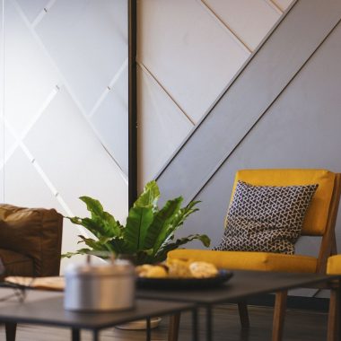 Strakke woonkamer met laag houten meubilair en neutrale tinten in Japandi-stijl