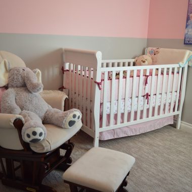 Lichte kinderkamer met pastelkleurige muur, geschikt voor een kind met allergie