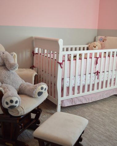 Lichte kinderkamer met pastelkleurige muur, geschikt voor een kind met allergie
