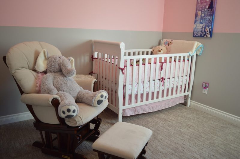 Lichte kinderkamer met pastelkleurige muur, geschikt voor een kind met allergie
