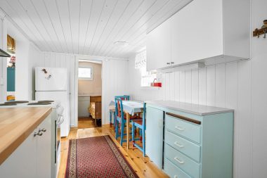 Blauwe keukenkasten gecombineerd met een warm eiken werkblad en messingkleurige grepen