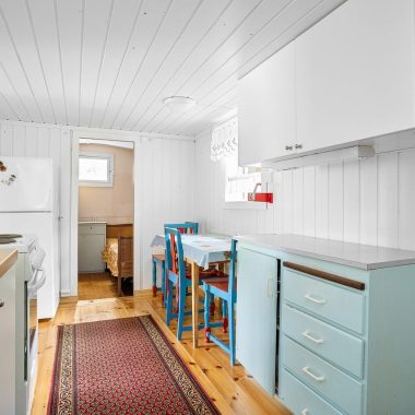 Blauwe keukenkasten gecombineerd met een warm eiken werkblad en messingkleurige grepen
