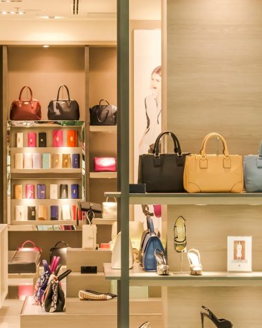 Rekken met ribfluwelen kussens en aardewerken vazen in een Belgische woonwinkel