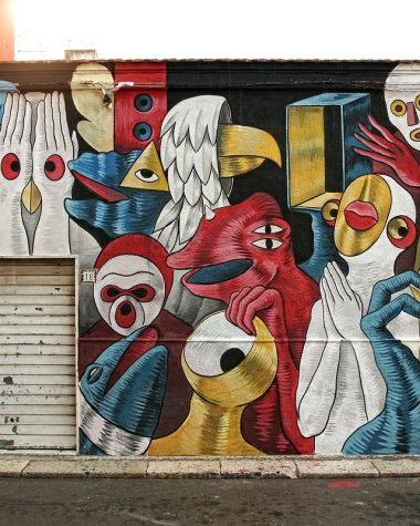Kleurkaarten met verfstalen tegen een geschilderde muur