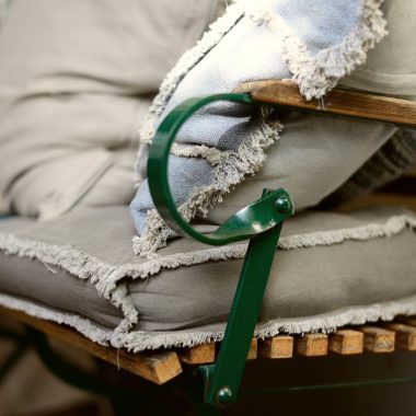 Gevlochten rattan tuinstoelen op een terras in de buitenlucht