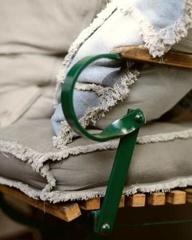 Gevlochten rattan tuinstoelen op een terras in de buitenlucht