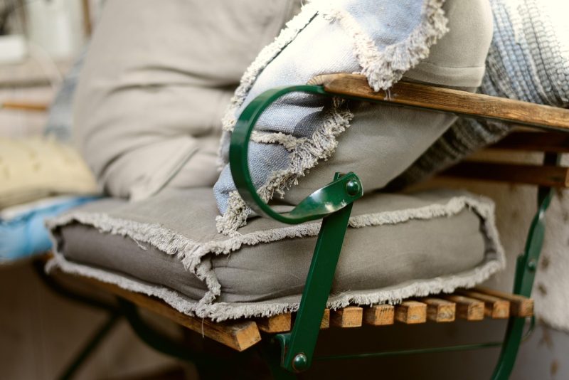 Gevlochten rattan tuinstoelen op een terras in de buitenlucht