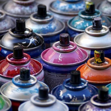 Verfblikken in de verfafdeling van een bouwmarkt