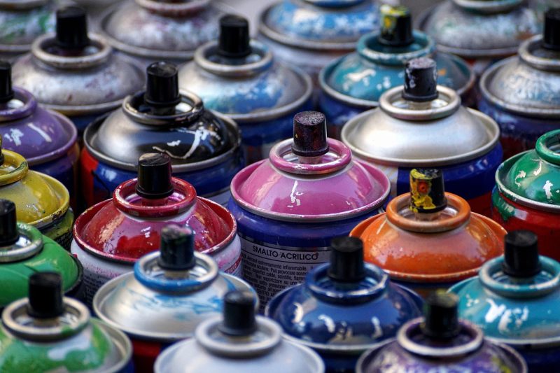 Verfblikken in de verfafdeling van een bouwmarkt