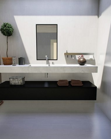 Moderne wandpanelen in een witte badkamer met douche en natuurlijk licht
