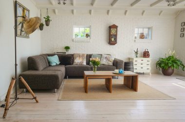 Werkhoek in een woonkamer met een gekleurde accentwand achter het bureau
