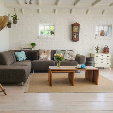Werkhoek in een woonkamer met een gekleurde accentwand achter het bureau