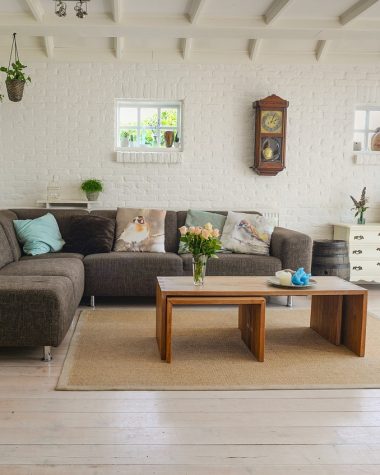 Werkhoek in een woonkamer met een gekleurde accentwand achter het bureau