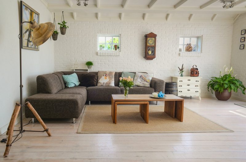 Werkhoek in een woonkamer met een gekleurde accentwand achter het bureau